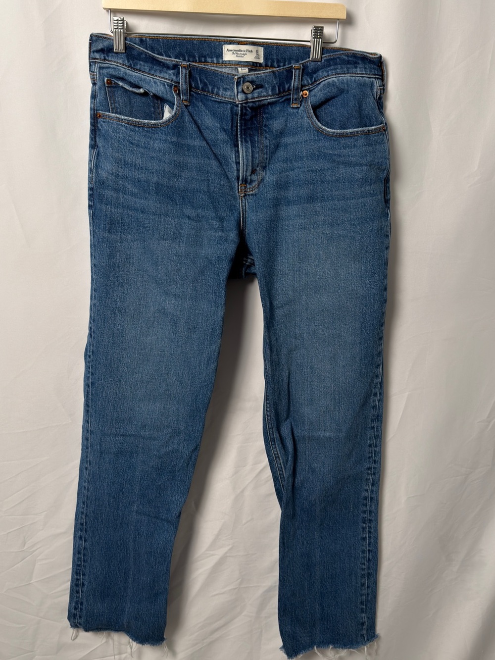Abercrombie Curve Love Mid Rise 90s Straight Jeans Raw Hem 32R Curvy Fit
